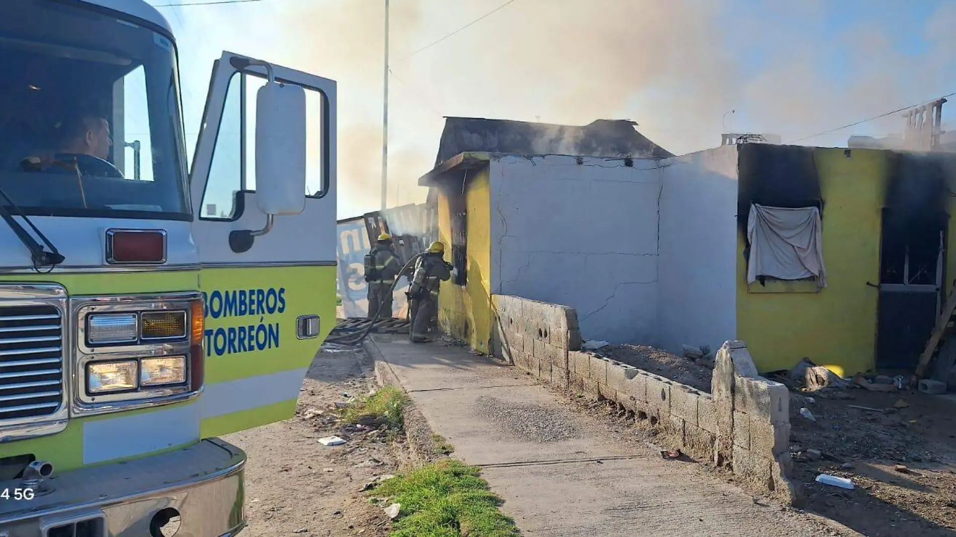 Arde en llamas vivienda en Zaragoza Sur de Torreón